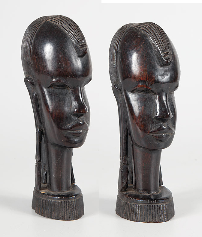 Par de esculturas africana em ébano - Na figura de casal - medindo 25 cm comprimento por 23 cm de altura.