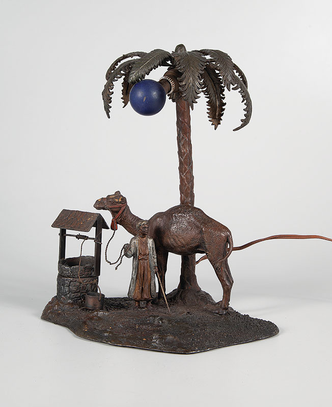 Escultura austríaca em PETIT - Bronze cena árabe com cavalo medindo 32 cm de altura.