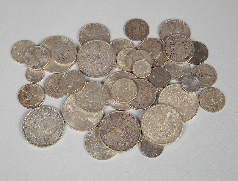 Lote de moedas americanas de dólar de prata sendo 8 moedas de um dólar datados entre 1882 até 1928, 8 moedas de ½ dólar datados entre 1946 e 1963, 15 moedas de ¼ de dólar datada entre 1941 e 1964, 2 moedas de 5 centavos e 3 moedas de 1 centavos peso total 430g.