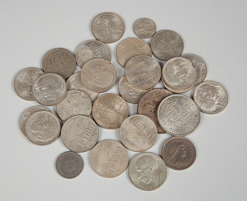 Lote com 28 moedas de prata e metal Séc. XIX/XX - brasileiras americanas peso total 257g.