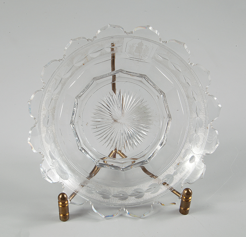 BACARAT prato com Brasão imperial em cristal facetado 22 cm. de diâmetro ` Brasil ` Séc. XIX.