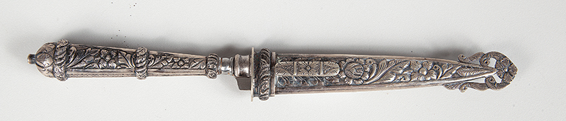 Faca gaúcha da marca corneta timbrada na lâmina de prata com motivos florais ` Brasil ` Séc. XX.