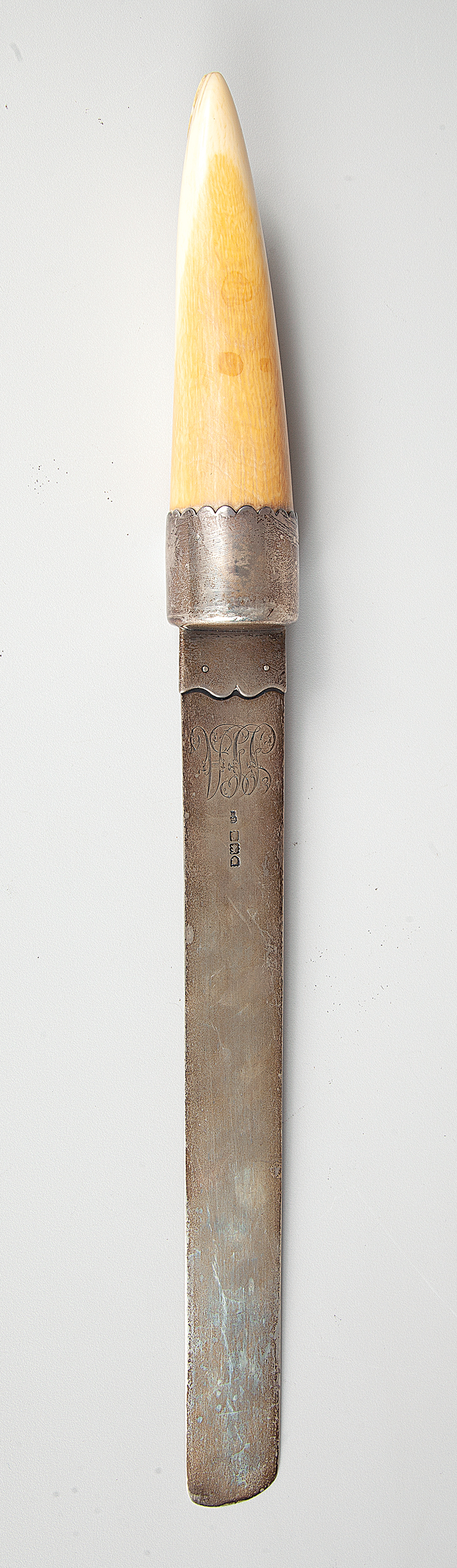 Grandes abridor de cartas de prata inglesa prateiro H.B com cabo de marfim medindo 42 cm. de comprimento 330g ` Séc. XX.