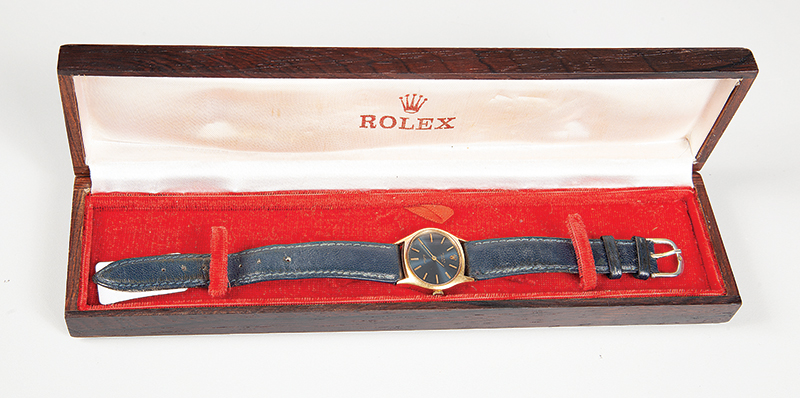 Rolex Celline `GENEVE` em ouro 18K feminino apresenta caixa original em jacarandá em pulseira com fecho original, funcionando em perfeito estado.