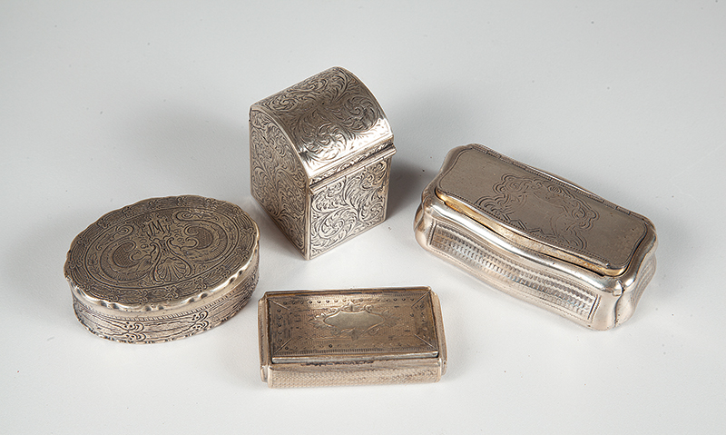 4 Tabaqueira sendo prata 800, 1 francesa com vermeil, 1 brasileira e 1 sem marcas, peso 216g.