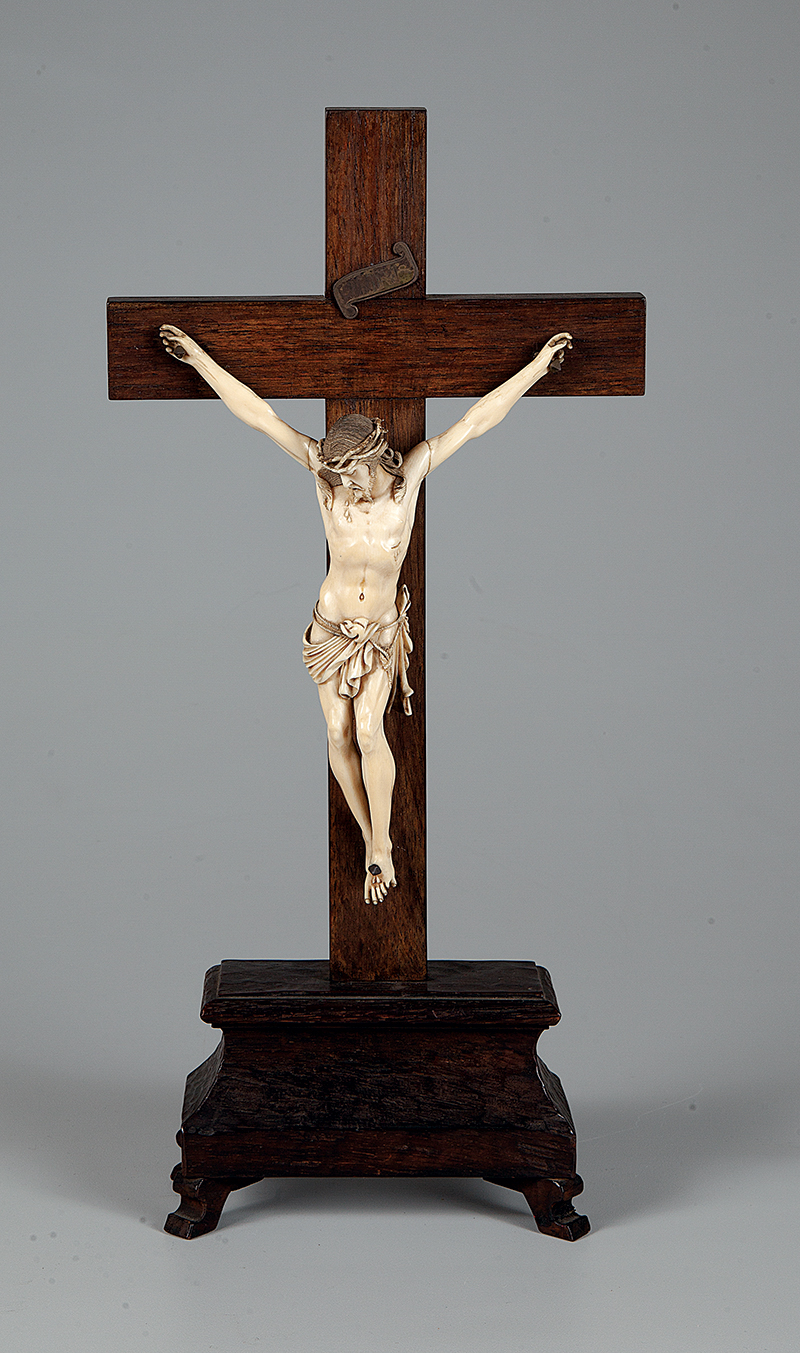 Belíssimo cristo em marfim medindo 21 cm. de altura o cristo, com sua cruz em madeira nobre medindo 42 cm. em perfeito estado ` Brasil ` Séc. XIX.