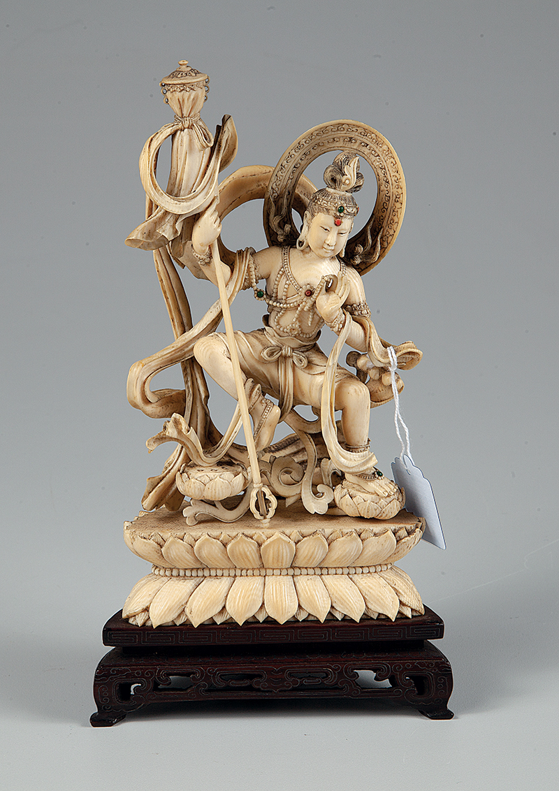 Excepcional escultura em marfim representando deusa, apresenta incrustações de pedras semipreciosa peça de coleção medindo 22 cm. de altura com base de madeira ` Japão - Séc. XIX.