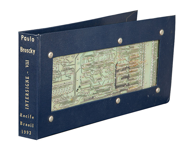 PAULO BRUSKY - `Intersigne VIII` Placa de computador sobre capa de livro. 1993. Ass. 14 x 58 cm (Aberto).