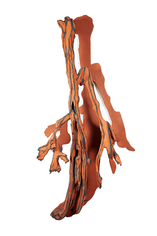 FRANS KRAJCBERG - `Raizes` Escultura em madeira pintada com pigmentos naturais e queimada. Ass. no verso. 170 x 80 x 30 cm. Com certificado de autenticidade da Paulo Darzé Galeria.