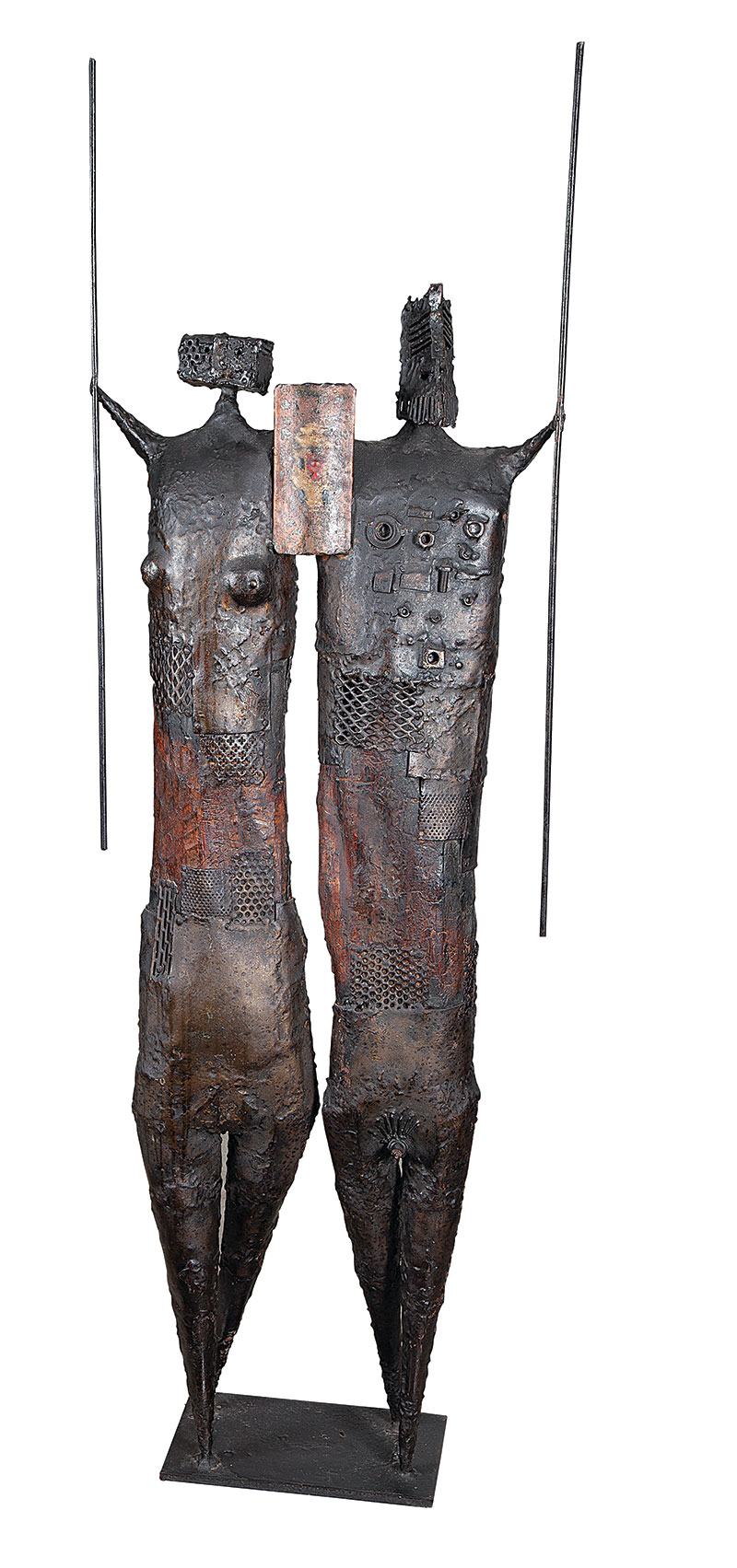 FRANCISCO STOKINGER - `Casal de guerreiros` - Escultura em bronze e madeira - Ass.na base - 1971. - Altura 152 cm com lança / 131 cm sem a lança - Reproduzido na pág. 104 do livro do artista