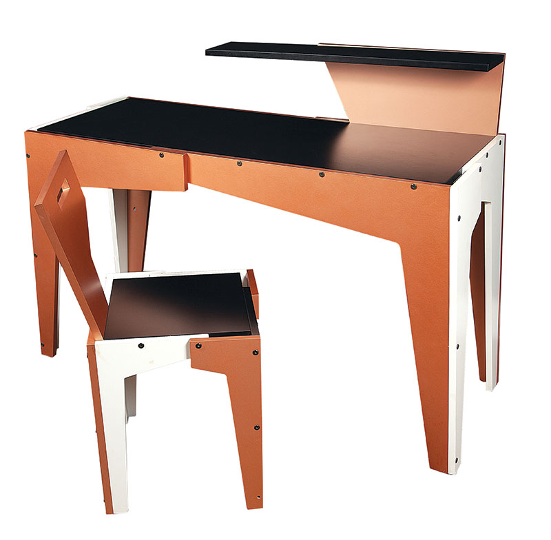 IRMÃOS CAMPANA - Assimétrica - Escrivaninha com apoio para livros e cadeira em MDF laqueado. 75 x 125 x 51 cm (escrivaninha). 80 x 35 x 37 cm. (cadeira)