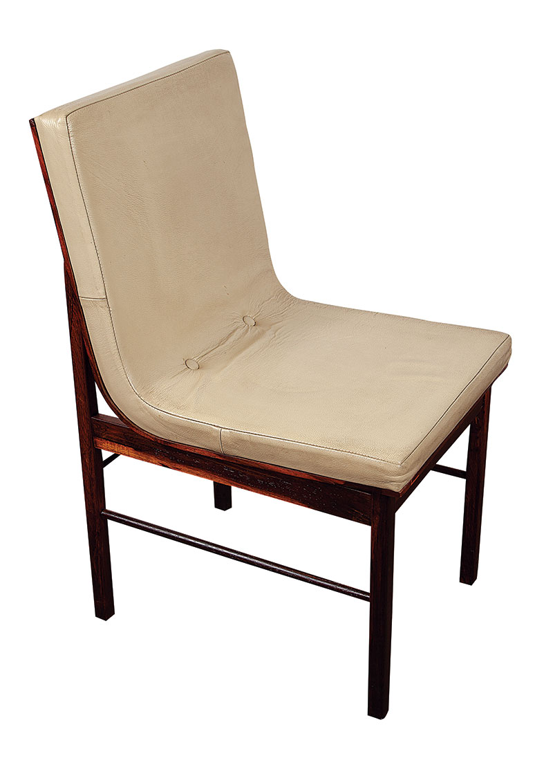 AUTOR DESCONHECIDO - 5 cadeiras - Anos 50/60 - Revestido de folha de jacarandá, assento em couro. - Altura 82 cm - Largura 51 cm - Comprimento 44 cm