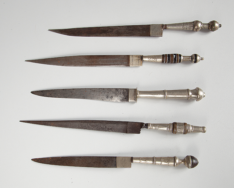Coleção de 5 facas nordestina a maior medindo 30 cm. com cabos em prata, metal e madeira ` Brasil ` Séc. XIX/XX.