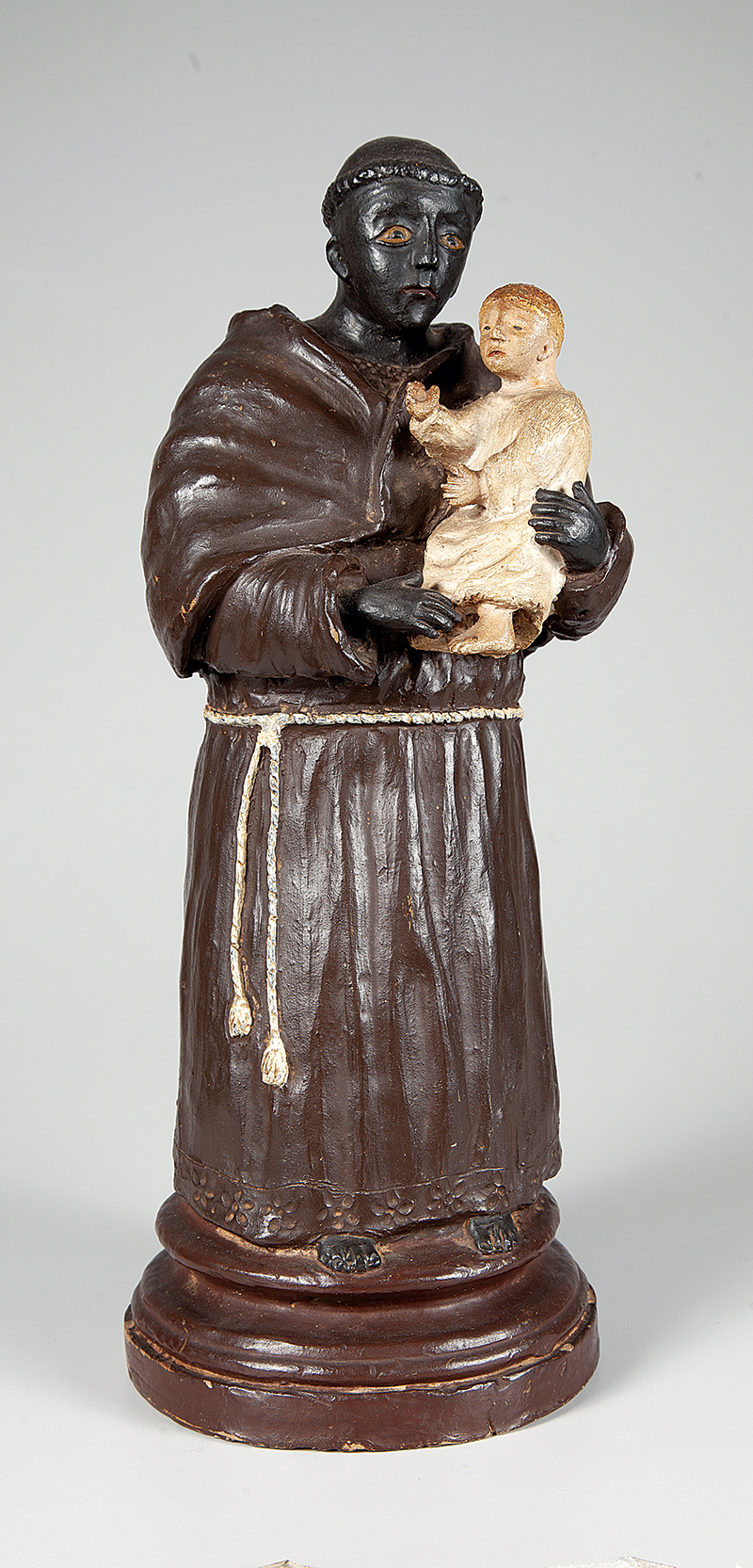 São Benedito com Menino Jesus belíssimo santo esculpido em barro medindo 44 cm. de altura, peça de coleção ` Brasil ` Séc. XIX.