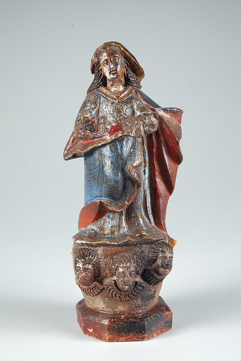 Nossa Senhora com querubins escultura em barro policromada medindo 27 cm. ` Brasil `Séc. XIX/XX, precisa de restauro.