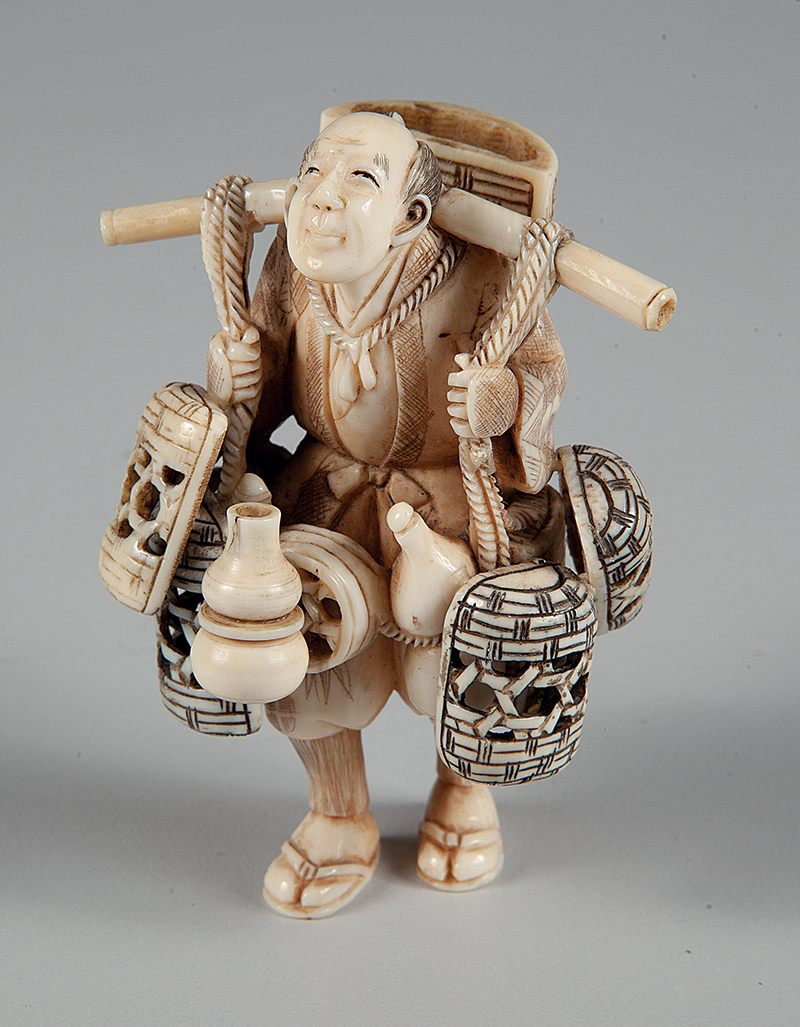 Okimono escultórico em marfim representando vendedor medindo 8 cm. de altura ` Japão - Séc. XIX.