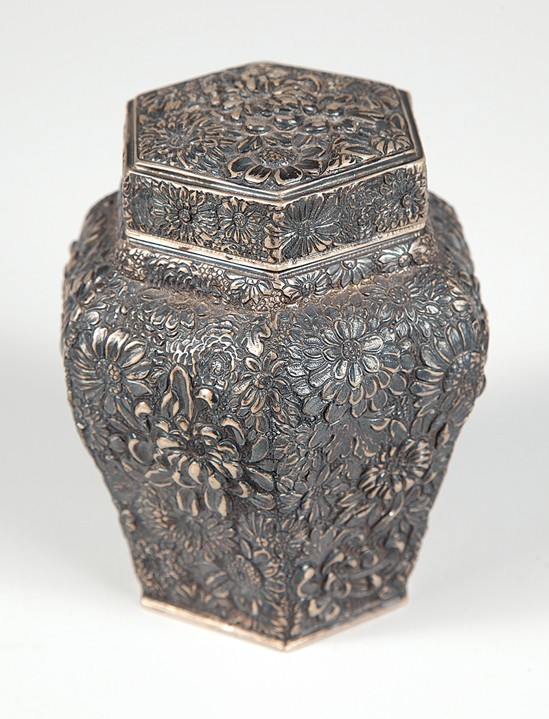 Potiche em prata de lei oriental peça muito elaborada com motivos florais medindo 10 cm. de altura, peso 358g. ` Séc. XIX/XX.