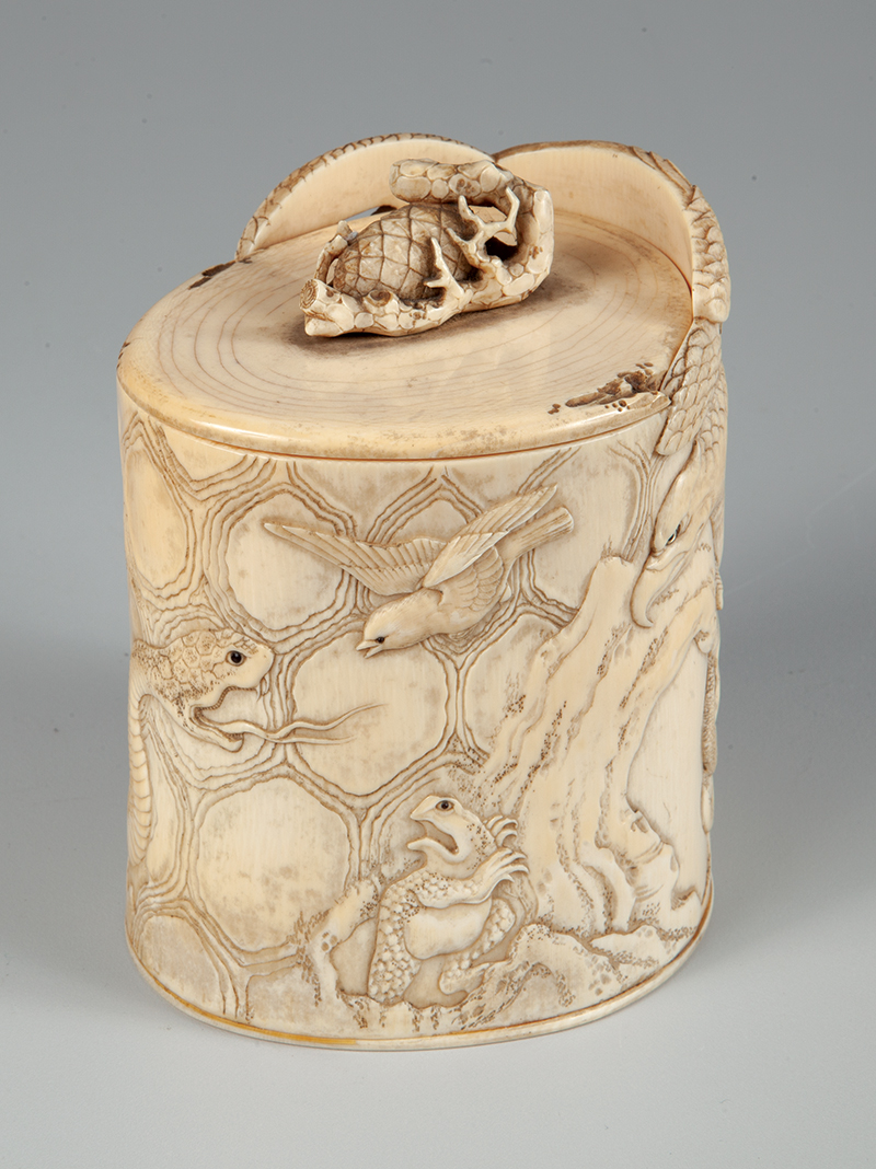 Porta pincel em marfim ricamente trabalhado com adornos e relevos de diversos animais medindo 12 x 12 x 10 cm. ` Japão ` Séc. XIX.