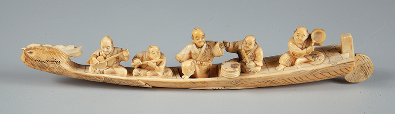 Grupo escultórico de marfim representando barco com 5 budas tocando instrumentos musicais medindo 30 cm. de comprimento ` Japão ` Séc. XIX.