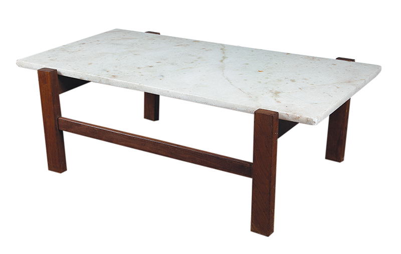 Mesa em madeira e mármore medindo 40 x 100 x 45 cm.
