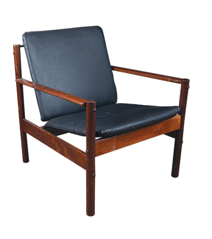 Poltrona em madeira e nylon almofadas do encosto e assento em couro medindo 73 x 70 x 49 cm.