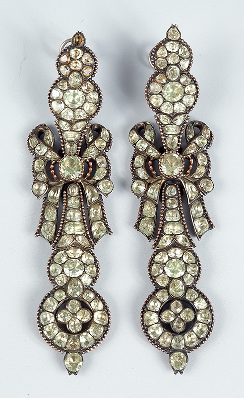 Crisólitas par de brinco - medindo 10 cm de comprimento e pesando 52gr. em prata e ouro ` Brasil - Séc. XVIII em perfeito estado - Peça de coleção.