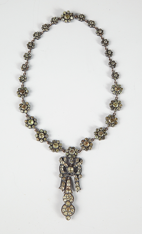 Crisólitas belíssimo colar - com broche em prata pesando 57gr. ` Brasil ` Séc. XVIII em perfeito estado ` Peça de coleção.