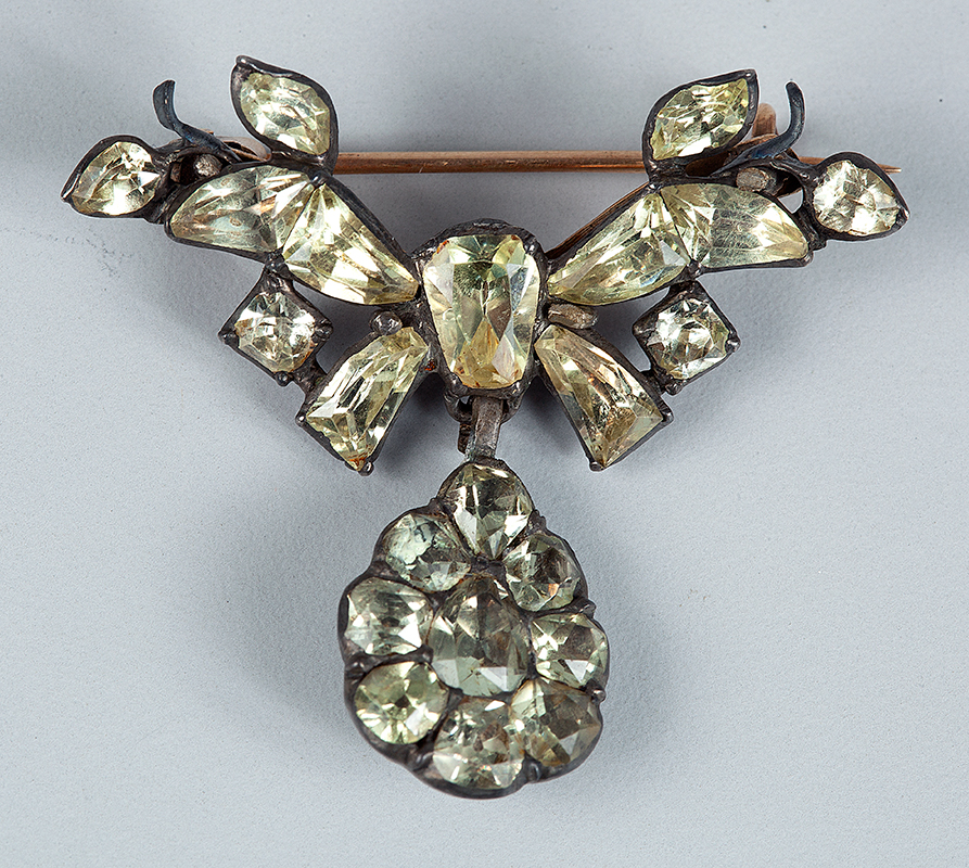 Crisólitas delicado broche em prata e ouro medindo 4 cm x 3,5 cm pesando 7gr. ` Brasil ` Séc. XVIII.