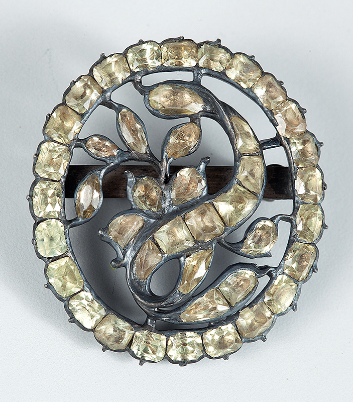 Broche de prata, ouro e crisólitas medindo 3,5 x 3,0 cm pesando 16gr. ` Brasil ` Séc. XVIII.