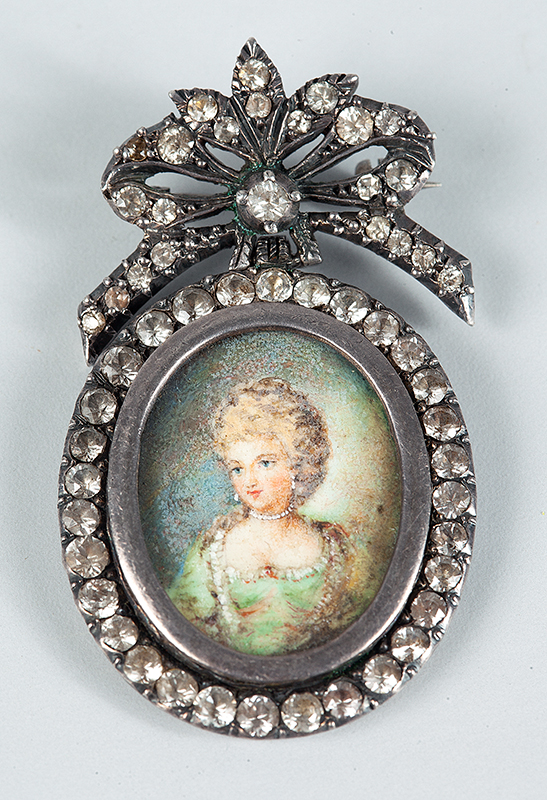 Broche de prata com minas novas apresenta no centro figura de dama pintura sobre marfim medindo 5,5 x 3 cm ` Brasil ` Séc. XIX.