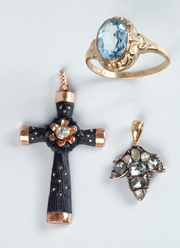 Lote com 3 joias, um crucifixo em ouro e madeira, um pingente em ouro e diamante e um anel em ouro baixo e água marinha pesando total 6gr. ` Brasil ` Séc. XIX.