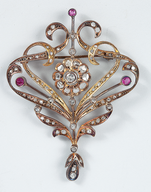 Grande broche em ouro, rubis e diamantes medindo 7 x 5,5 cm pesando 12gr. - Europa ` Séc. XIX.