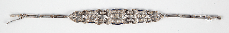 Linda pulseira em ouro branco, safiras e brilhantes medindo 19,5 de comprimento e pesando 14gr. ` Europa ` Séc. XIX.
