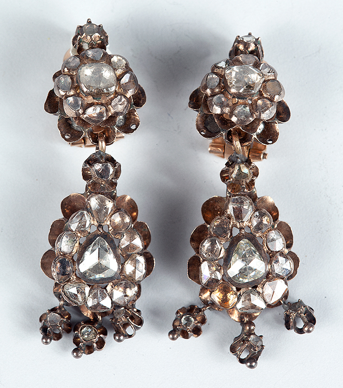 Par de brincos em ouro e bastante diamantes medindo 4,5 cm de comprimento e pesando 18gr. ` Peça de coleção - Brasil ` XVIII.
