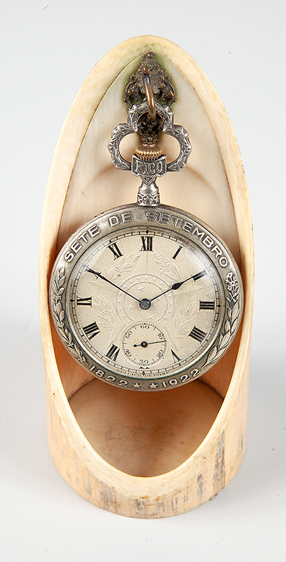 Relógio de bolso fico Comemorativo da Independência do Brasil, funcionando e em perfeito estado apresenta suporte em marfim.