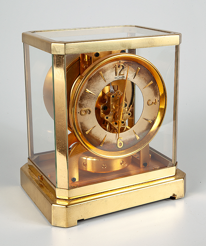 JEAGER LECOULTRE Atmos dourado MODEL, SWISS TABLE medindo 22 x 18 x 13 cm, relógio revisado e com garantia da galeria de relógio antigo.