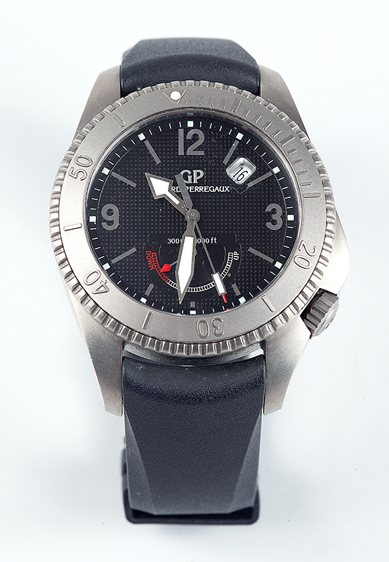 GIRARD PERREGAUX SEA HAWK II, relógio automático com reserva de marcha com pulseira de borracha original e em perfeito estado de conservação, caixa de Titânio.