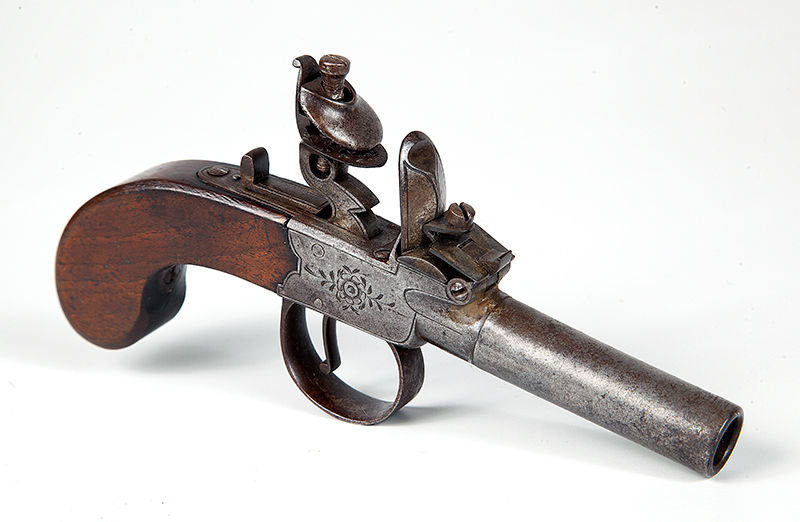 Pistola pederneira de duelo provavelmente Europeia ` Séc. XVIII medindo 17 cm de comprimento apresenta inscrição ATT.PORT em bom estado de conservação. Arma obsoleta, não funciona.