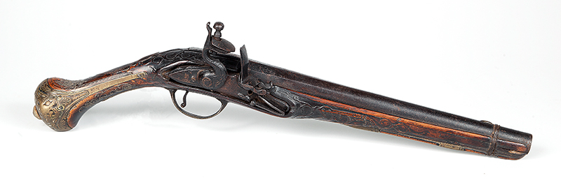 Pederneira, Garrucha em madeira e metal medindo 45 cm de comprimento ` Séc. XVIII. Arma obsoleta, não funciona.