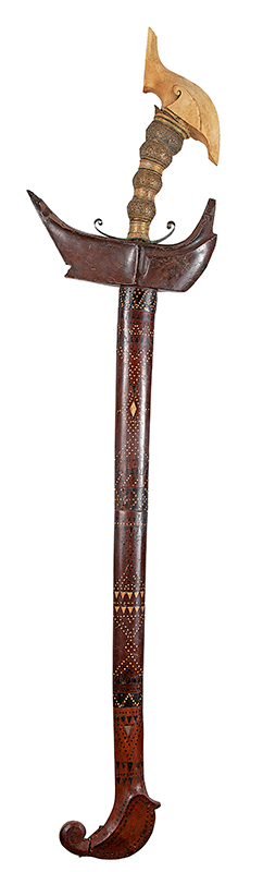 `KRISS` grande lâmina asiática com cabo em osso e metal a bainha em madeira marchetada belíssimo trabalho medindo 1,63 cm de comprimento ` Séc. XX.