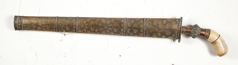 `KRISS` lâmina asiática em metal trabalhado e cinzelado, com cabo em osso medindo 76 cm de comprimento ` Séc. XX.