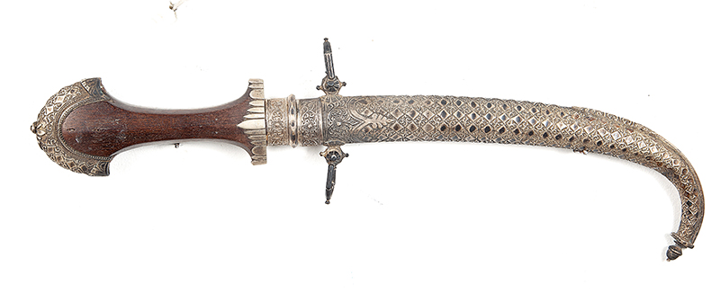 Adaga oriental `JAMBIYA` em prata e cabo em madeira medindo 42 cm de comprimento ` Séc. XIX/XX. Em bom estado.