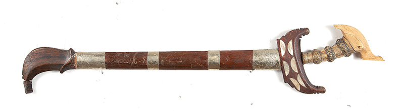 `KRISS` lâmina asiática grande faca com cabo em osso e corpo em madeira revestida de metal medindo 93 cm comprimento ` Séc. XX.