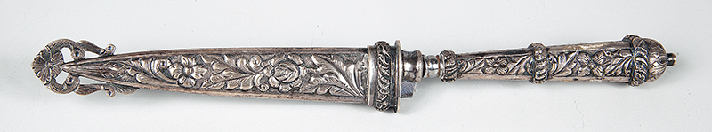 Pequena faca em prata marca da lâmina `CORNETA` medindo 21 cm de comprimento ` Brasil ` Séc. XX.