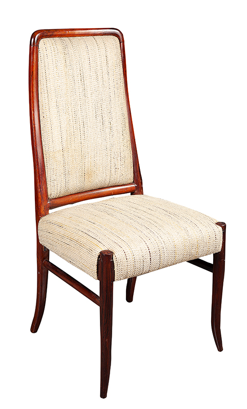 SÉRGIO RODRIGUES - Par de cadeiras em jacarandá com estofado em tecido ` Anos 60, medindo 105 x 53 x 46 cm.