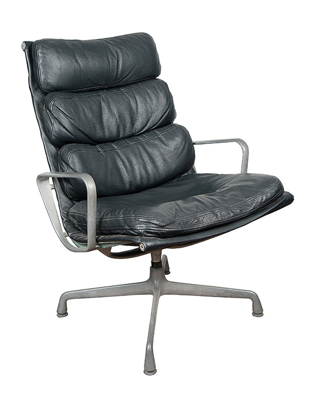 CHARLES EAMES - 01 Cadeira com estrutura em alumínio e assento em couro medindo 90 cm altura x 56 cm largura x 44 cm profundidade.