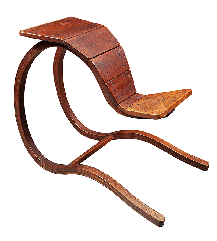 Cadeira de massagem em madeira ` Anos 60, Assinada medindo 72 x 37 x 78 cm.
