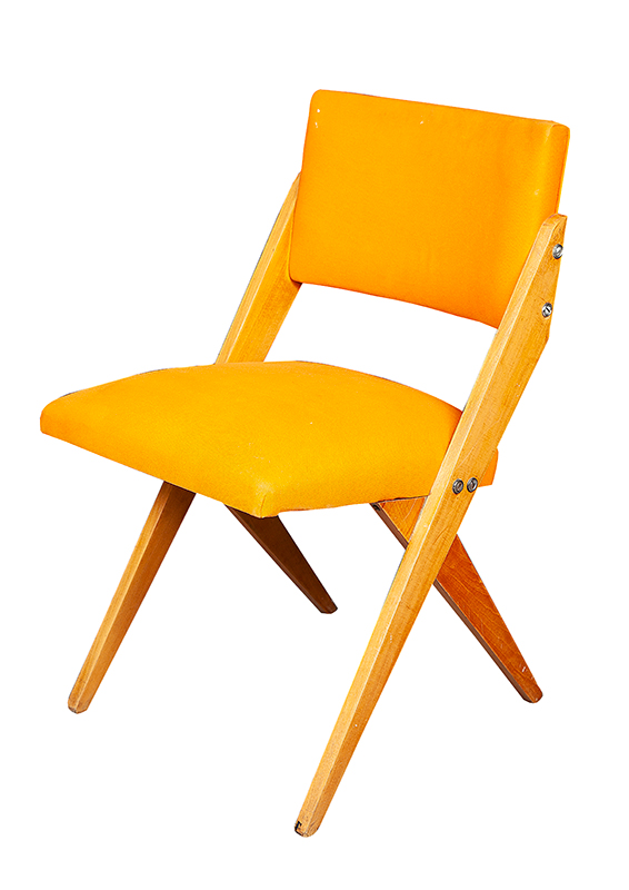 ZANINE CALDAS - Cadeira com estofado em tecido amarelo ` Anos 50, medindo 73 x 42 x 45 cm.