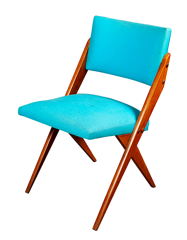 ZANINE CALDAS - Cadeira com estofado em tecido azul ` Anos 50, medindo 73 x 42 x 45 cm.
