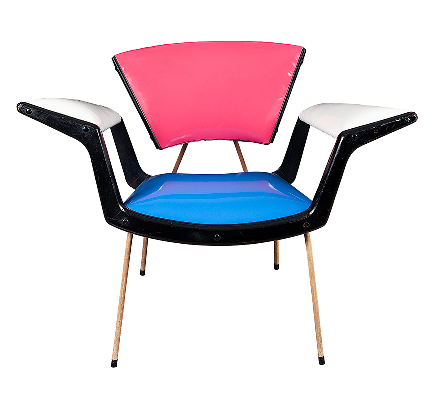 AUTOR NÃO IDENTIFICADO - Cadeira gaivota em madeira com estofado em couro colorido - Anos 60, medindo 78 x 66 x 92 cm.